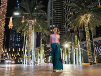 Frau nachts in Dubai