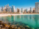 Sandstrand mit Urlaubern in Dubai